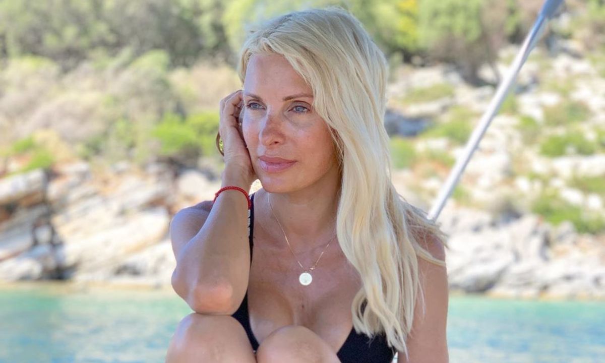 Η Ελένη Μενεγάκη ποζάρει με τα μικροσκοπικά της μαγιό