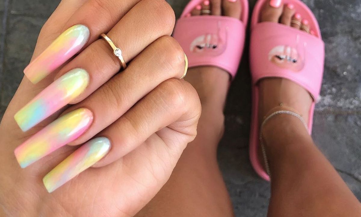 Τώρα μπορείς κι εσύ να κάνεις τα tie-dye νύχια της Kylie Jenner!