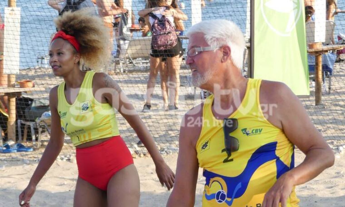 Η Σάγια όπως δεν την έχετε ξαναδεί! Έγινε και πάλι παιδί και έπαιξε beach volley με τον πατέρα της!