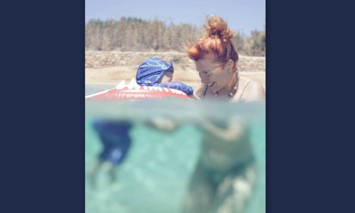 Τα πρώτα μπάνια Ελληνίδας τραγουδίστριας με τον γιο της και η υποβρύχια φωτό
