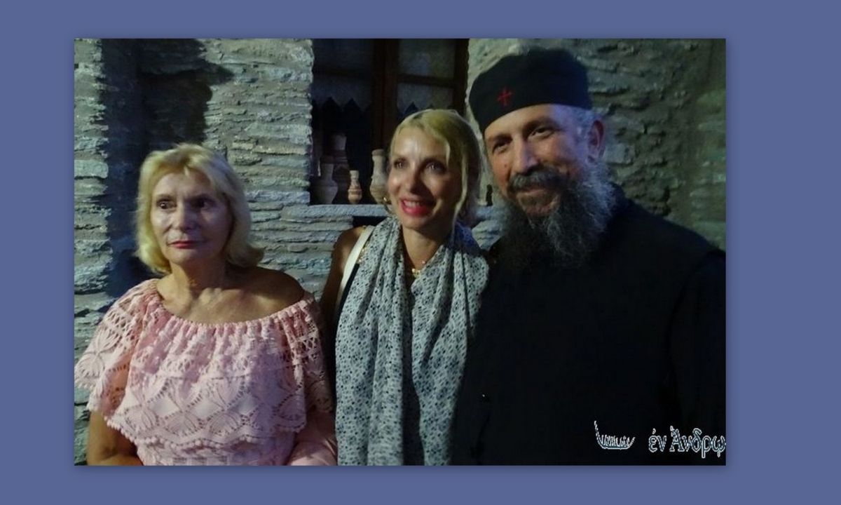 Ελένη Μενεγάκη: Με τη μητέρα της και τον Μάκη σε μοναστήρι της Άνδρου