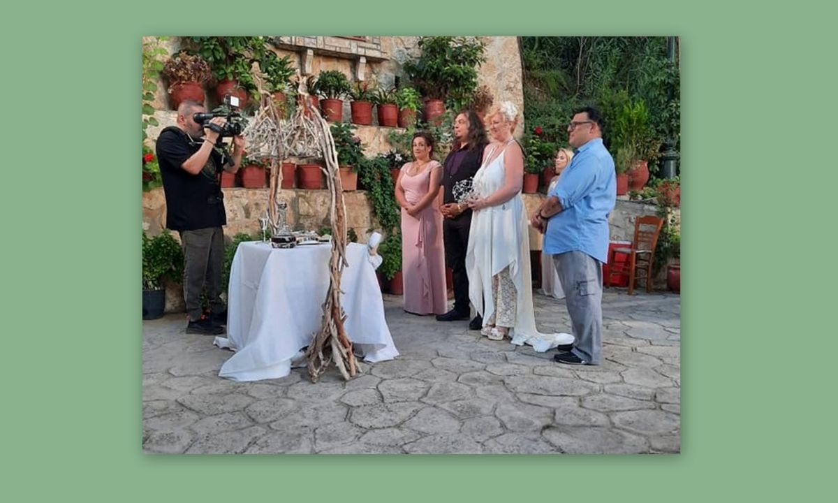 Γνωστος Έλληνας τραγουδιστής πάντρεψε την κόρη του - Οι πρώτες φώτο