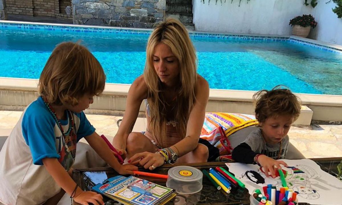 Το σπίτι που περνά τις διακοπές της η Σοφία Καρβέλα με τους γιους της
