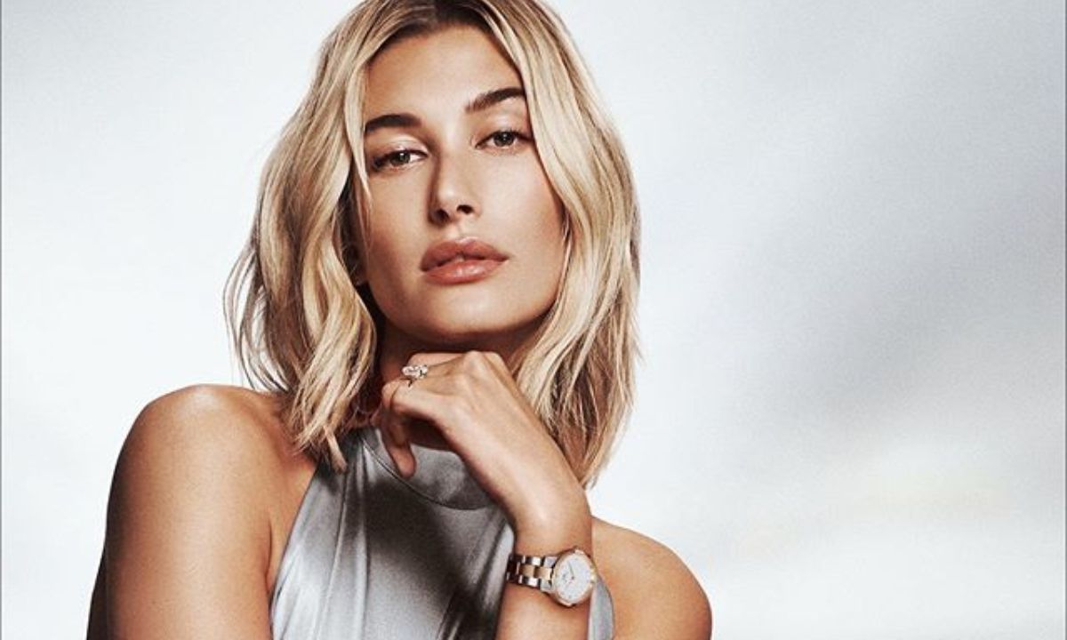 Το κόκκινο μπικίνι της Hailey Bieber μπορεί να γίνει δικό σου