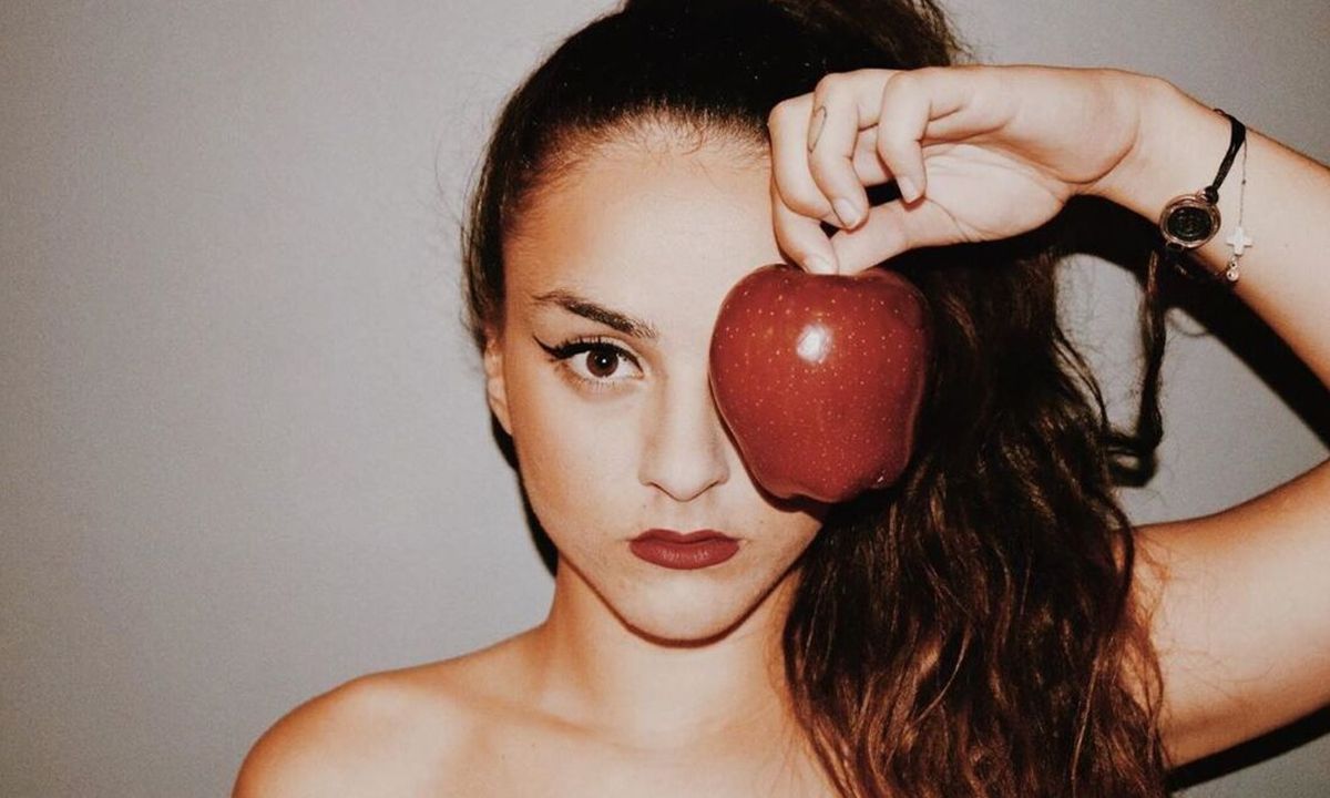 Ζένια Μπονάτσου: Κι όμως! Εργάζεται στη Μύκονο ως... σερβιτόρα! (Photos)