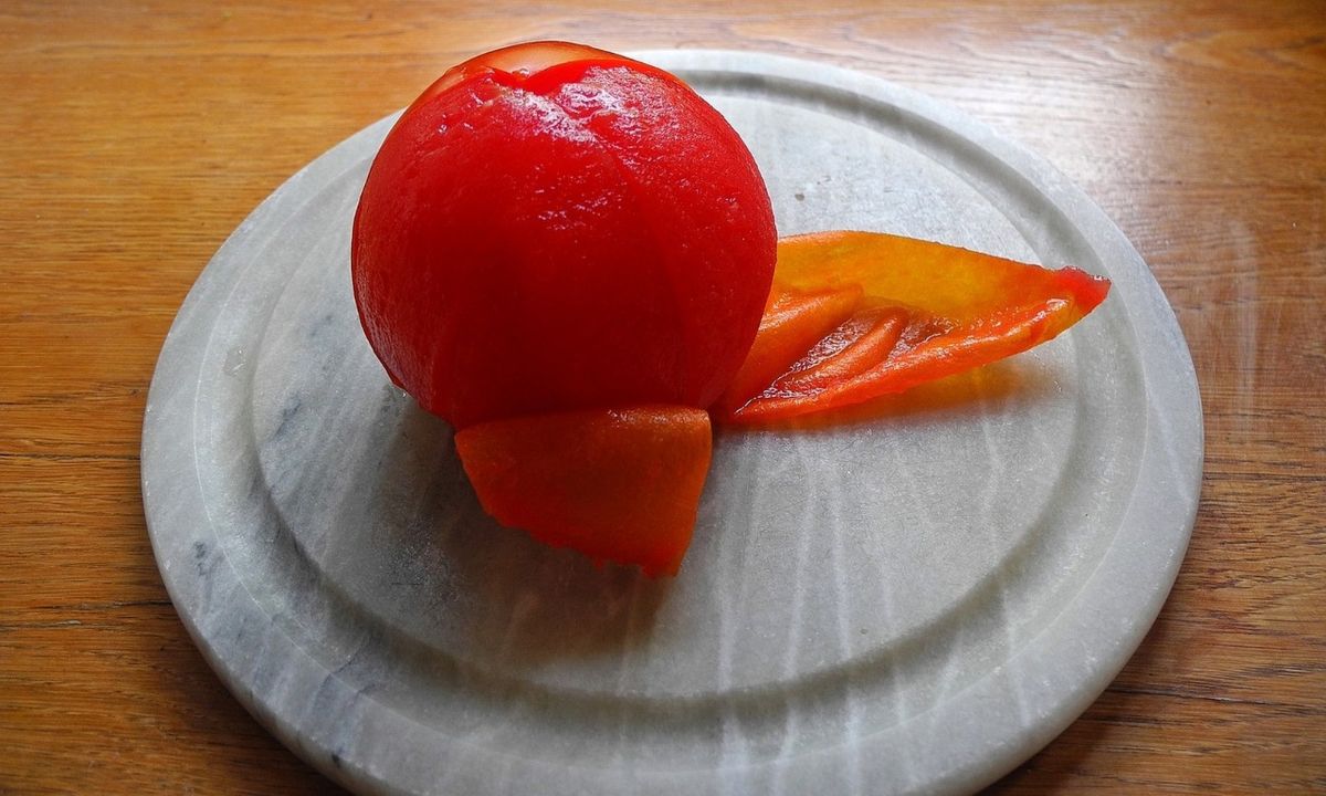 Έτσι θα ξεφλουδίσετε τις τομάτες χωρίς κόπο (photos)