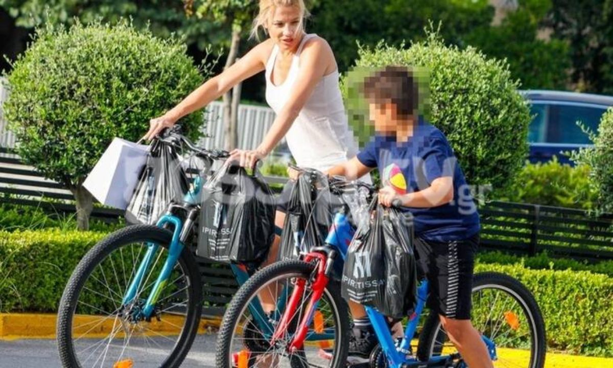 Φαίη Σκορδά: Ποδηλατάδα με τον γιο της, Γιάννη στη Βουλιαγμένη