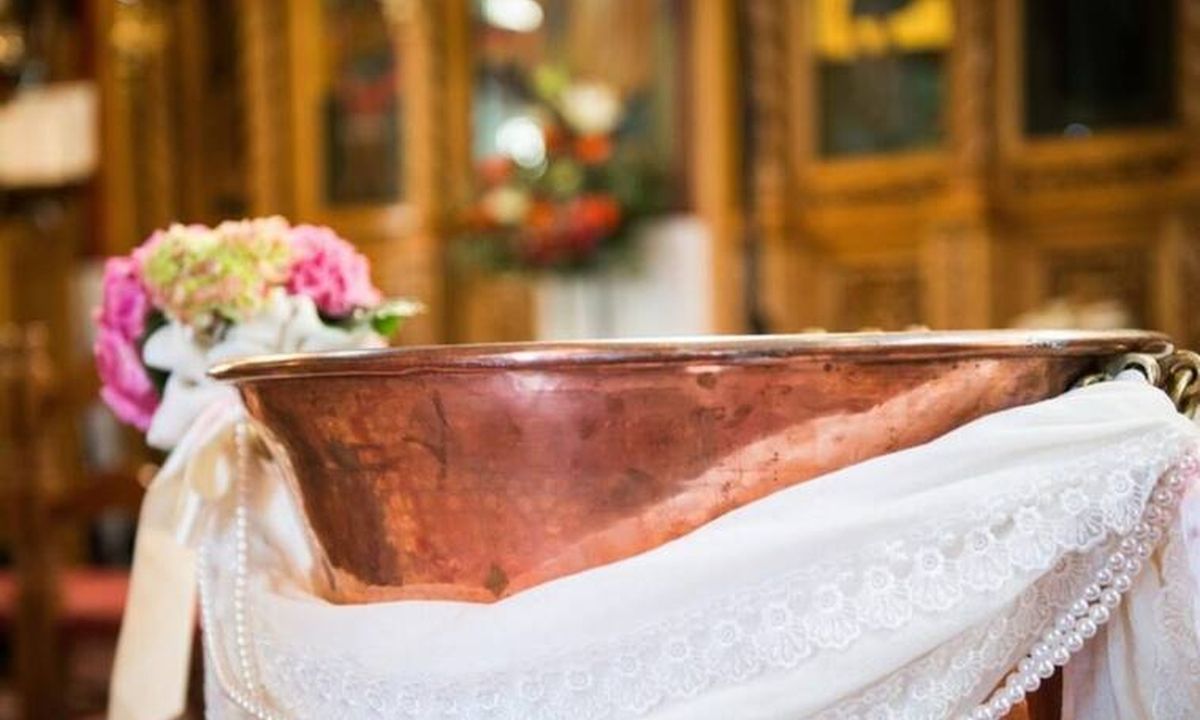 Ζευγάρι της σόουμπιζ βάφτισε τον γιο του με μόλις 23 καλεσμένους λόγω κορονοϊού