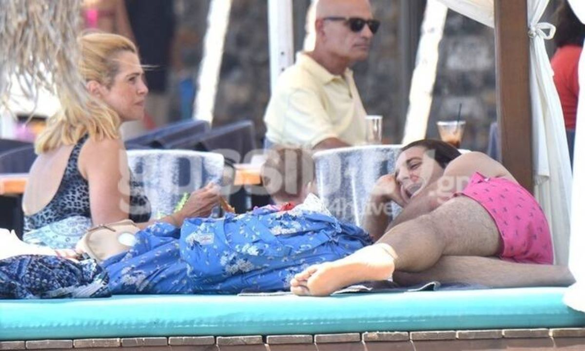 Μπότση – Μιχαλάς: Ξέγνοιαστοι στην παραλία με την κορούλα τους! (Photos)