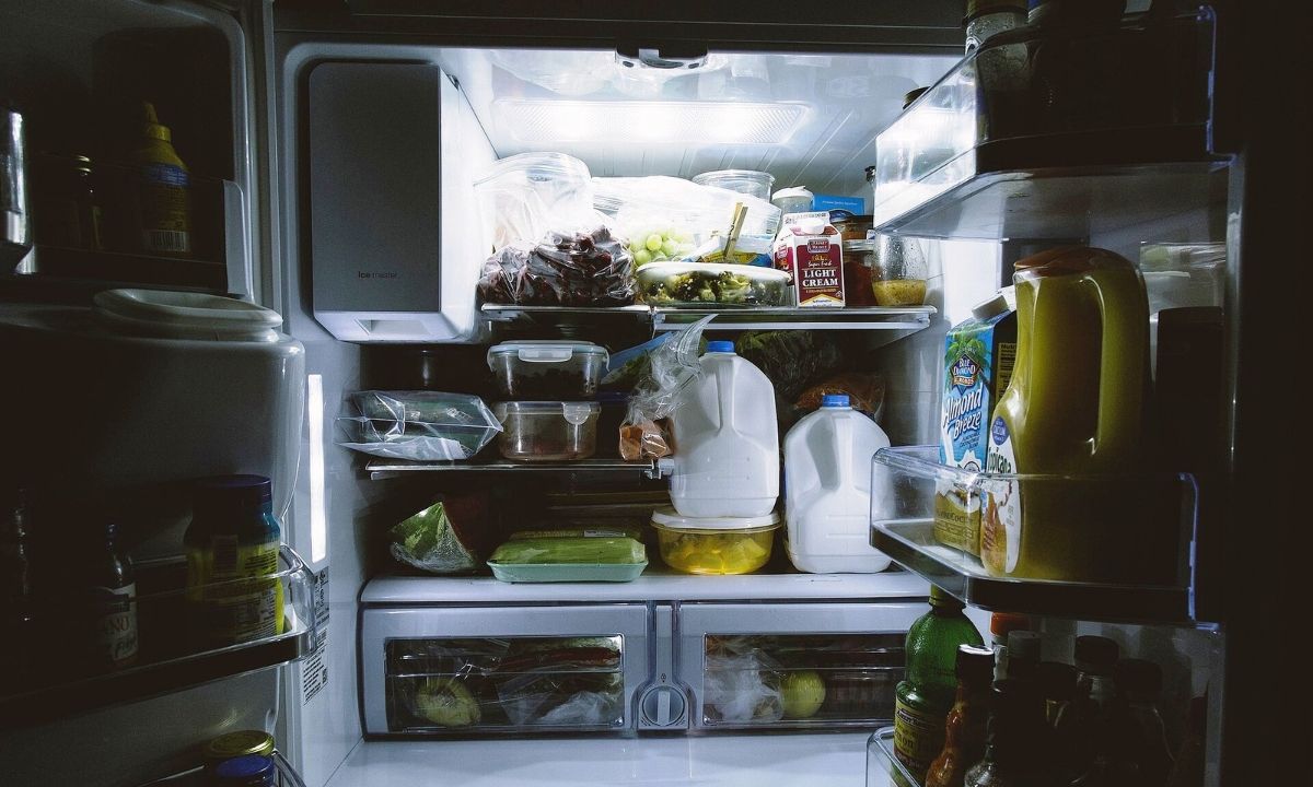Αυτά είναι τα φυσικά κόλπα για να μην βρωμάει το ψυγείο σας (photos)