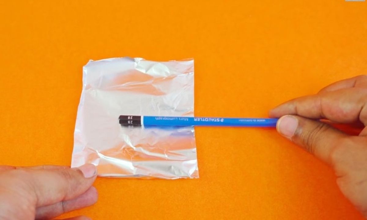 Στην άκρη του μολυβιού βάζει αλουμινόχαρτο - Τρομερό κόλπο (video)