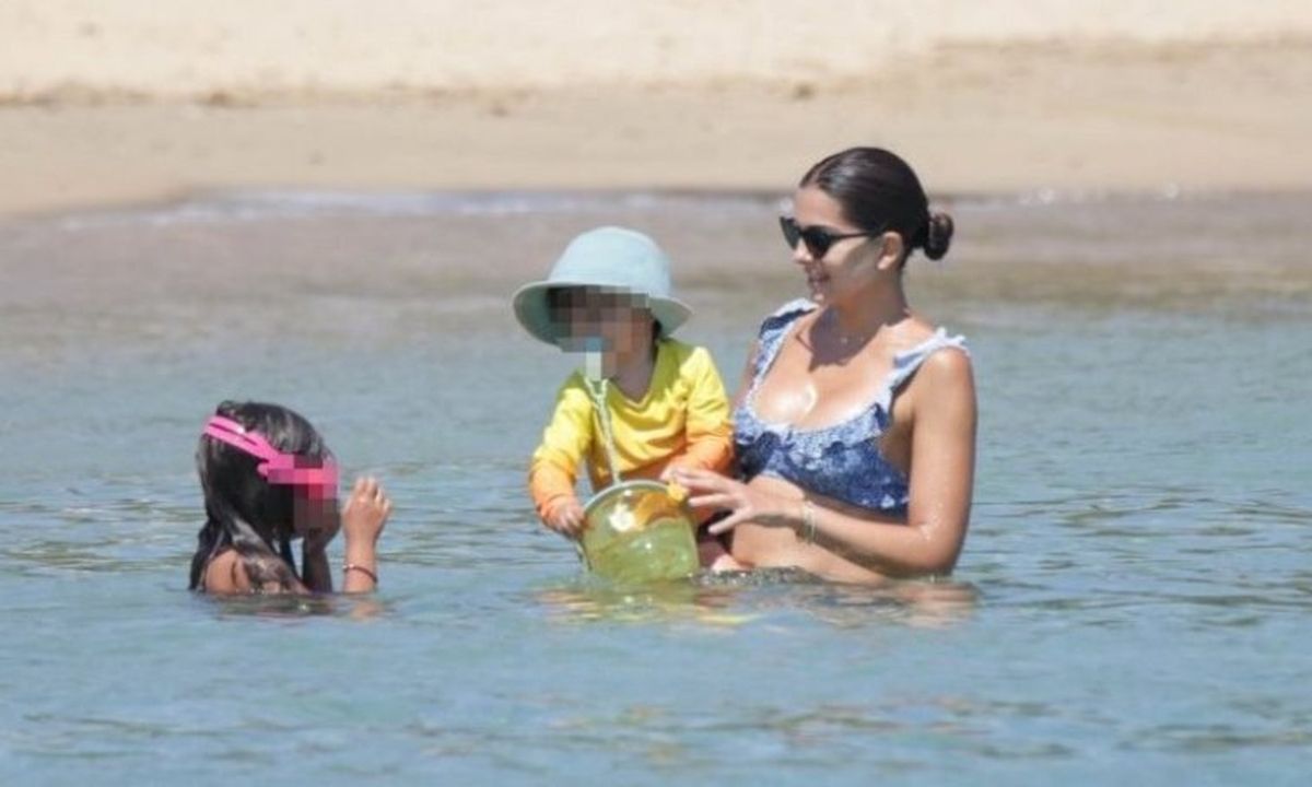 Σούπερ μαμά η Τσιμτσιλή: Ξέγνοιαστες στιγμές στην παραλία με τα παιδιά της!