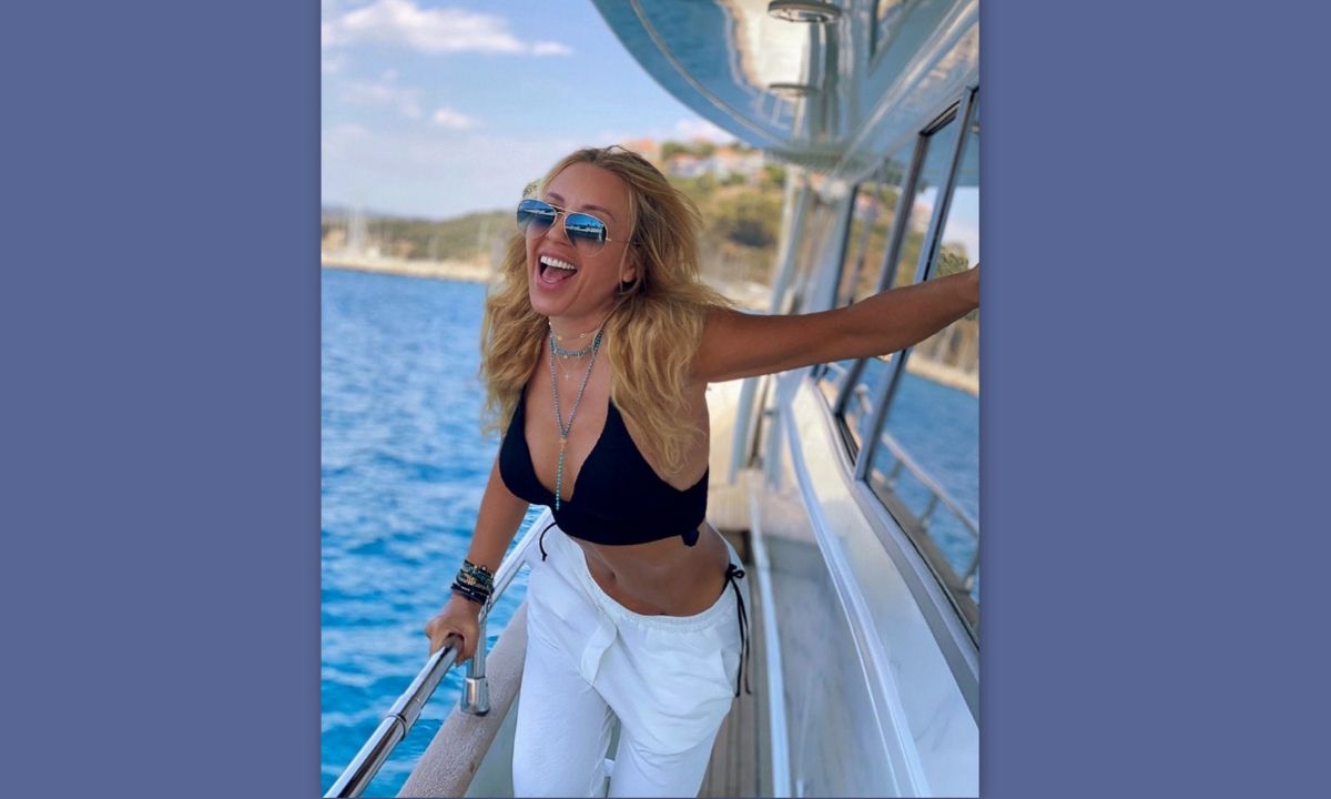 Μαστροκώστα: Αποθέωση τώρα! Το κορμί ποζάρει με λευκό μπικίνι στα 49 της