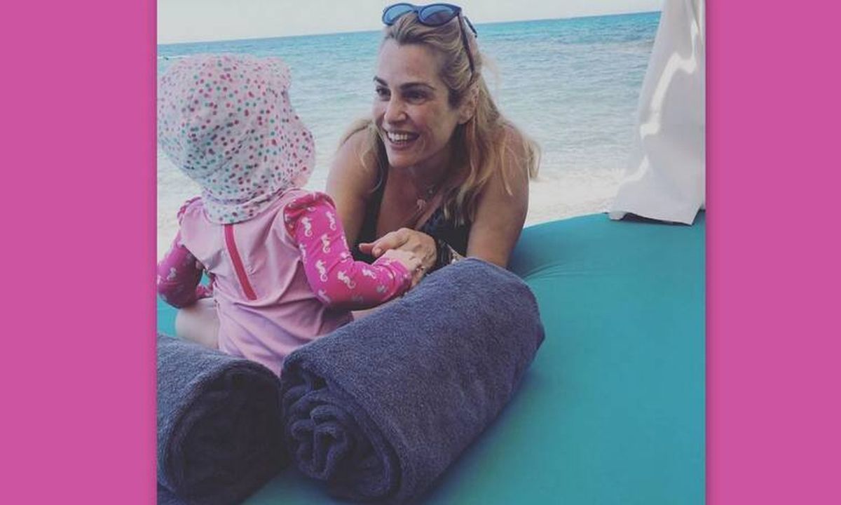 Τζένη Μπότση: Το φωτογραφικό άλμπουμ από το πρώτο καλοκαίρι με την κόρη της