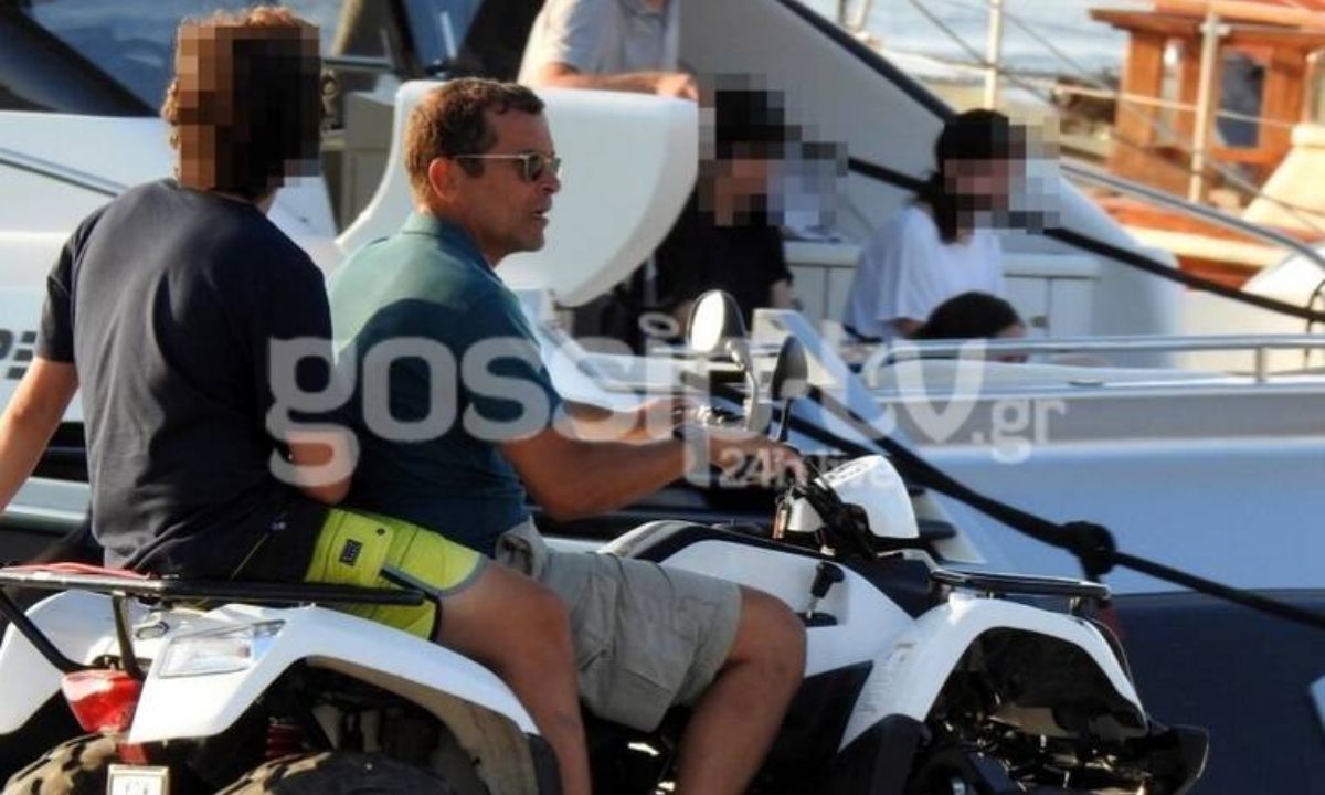 Μαρκουλάκης: Ο γιος του μεγάλωσε πολύ! Σπάνιες φωτό από τις διακοπές τους