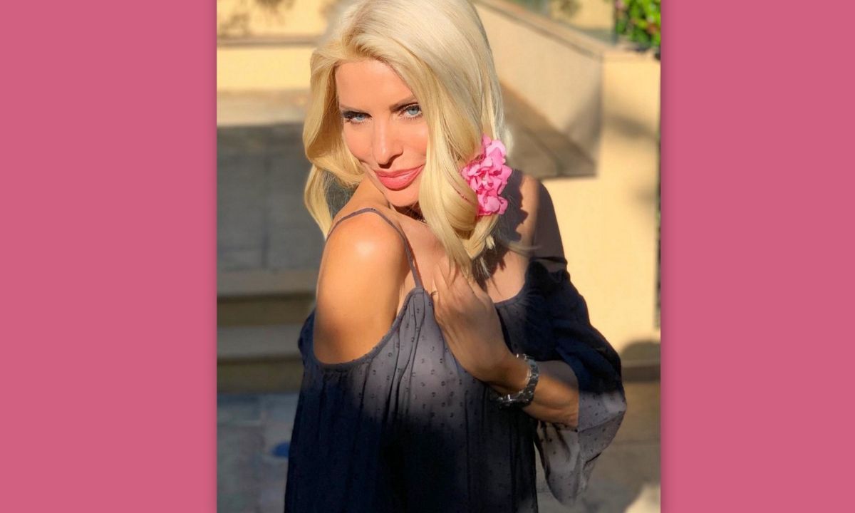 Ελένη Μενεγάκη:  Η νέα φώτο με ροζ μπικίνι είναι απλά συγκλονιστική!