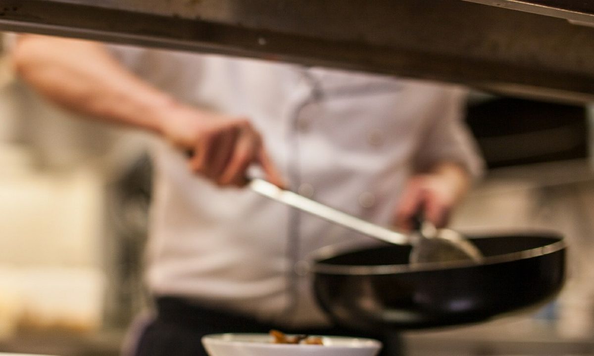 Τρομερό κόλπο - Έβαλε το τηγάνι στη φωτιά και έριξε αναψυκτικό (video)