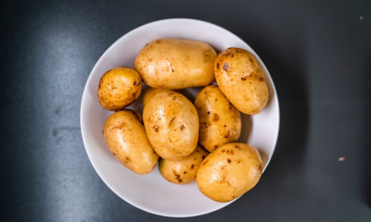 Απίθανο κόλπο - Έριξε τις πατάτες σε μπολ με παγάκια (photos)