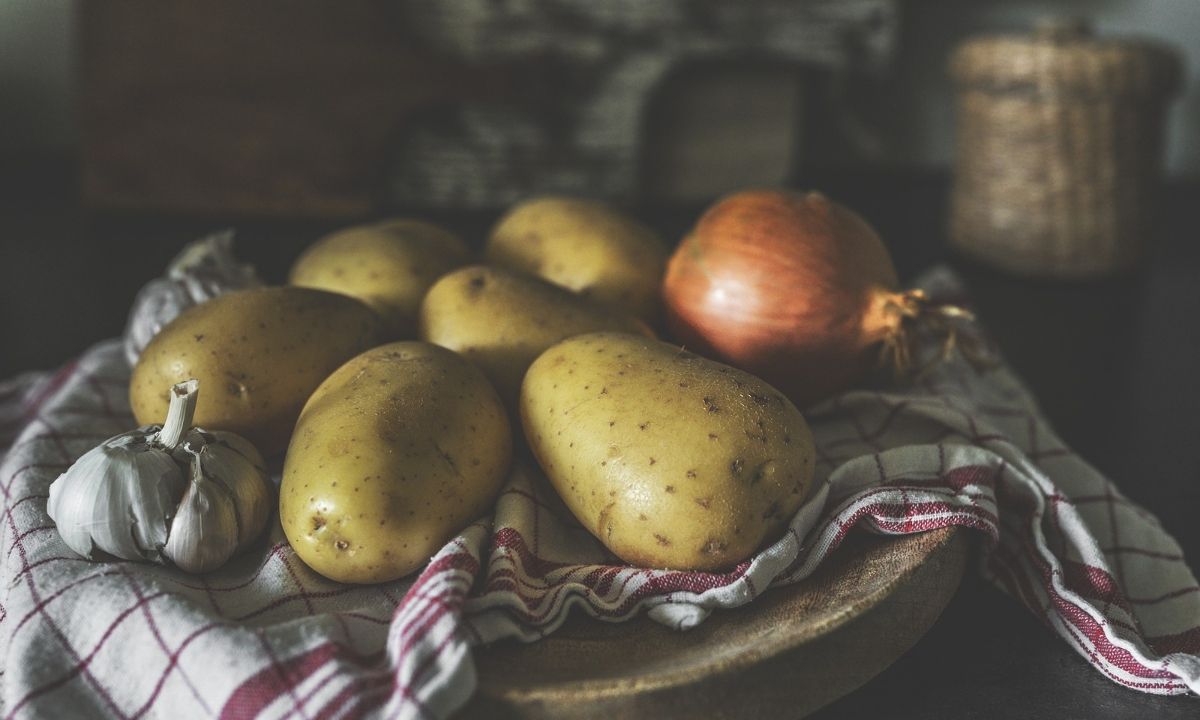 Γι’ αυτό δεν πρέπει να βάζετε τις πατάτες μαζί με τα κρεμμύδια (photos)