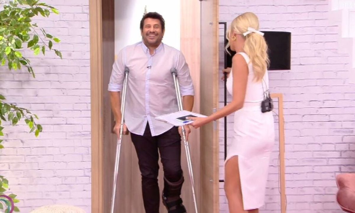 Γεωργούλης: Με πατερίτσες στο Ευτυχείτε - Όσα είπε για την περιπέτειά του