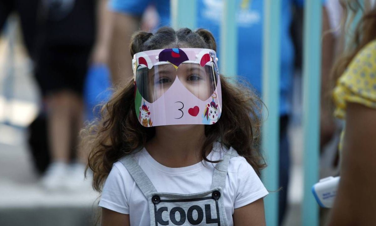 Μάσκες στα σχολεία: «Παγώνει» μέχρι νεωτέρας ο διαγωνισμός, μετά τη γκρίνια για τις διαστάσεις