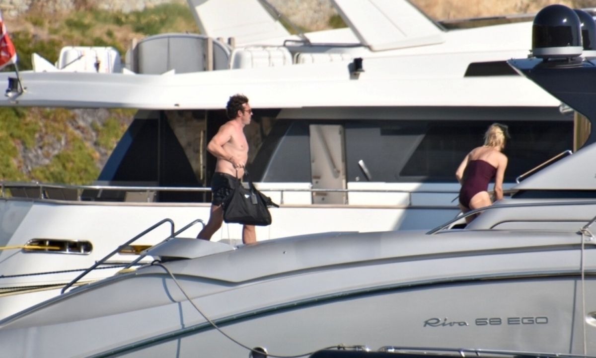 Μόνο η Καγιά μπορεί να παραδώσει μαθήματα στιλ, ακόμη και πάνω σε… σκάφος!