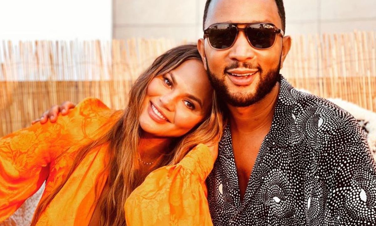H Chrissy Teigen αποκάλυψε κατά λάθος το φύλο του τρίτου παιδιού της