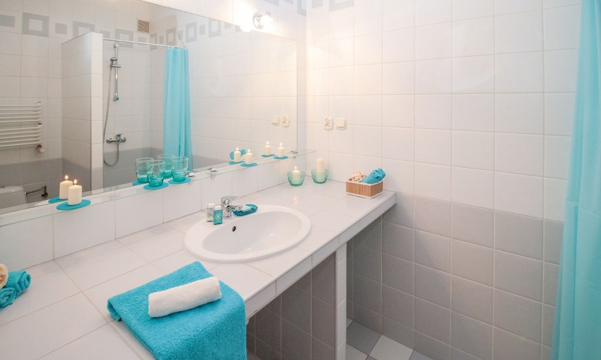 Το απόλυτο κόλπο για να μην θολώνει ποτέ ο καθρέπτης του μπάνιου (video)