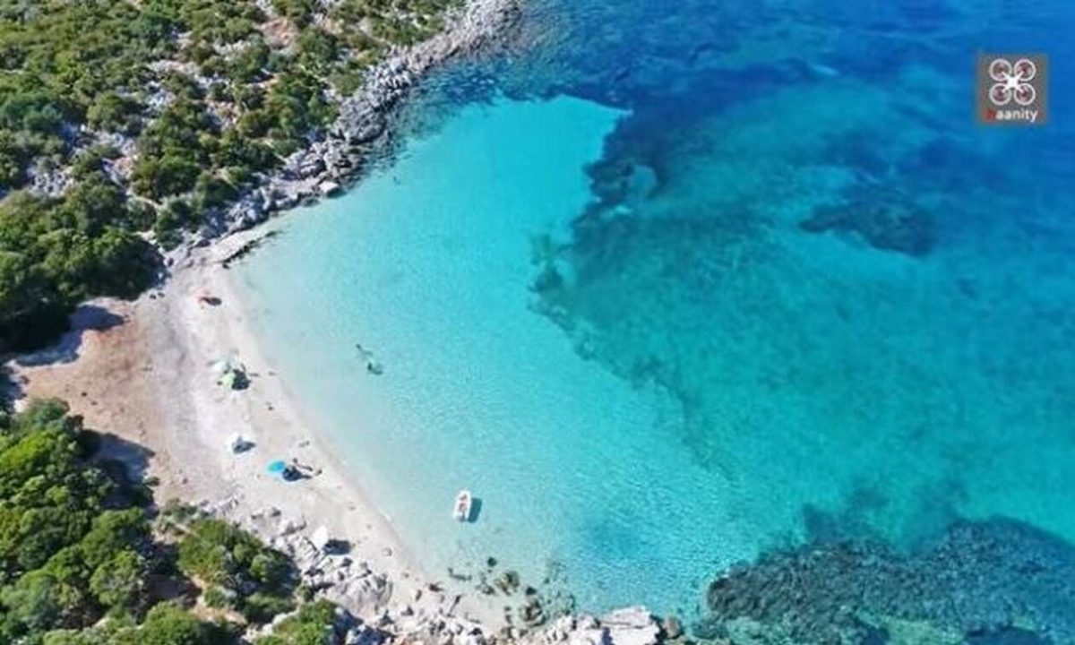 Σαπιέντζα: Το άγνωστο νησί με τη μία παραλία και νερά Καραϊβικής
