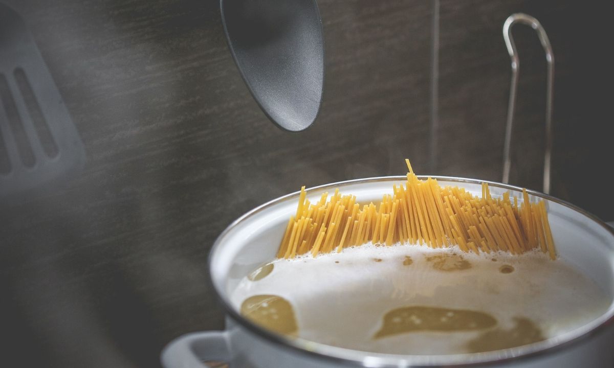 Το απόλυτο κόλπο για να μην χύνεται το νερό όταν βράζετε μακαρόνια (video)