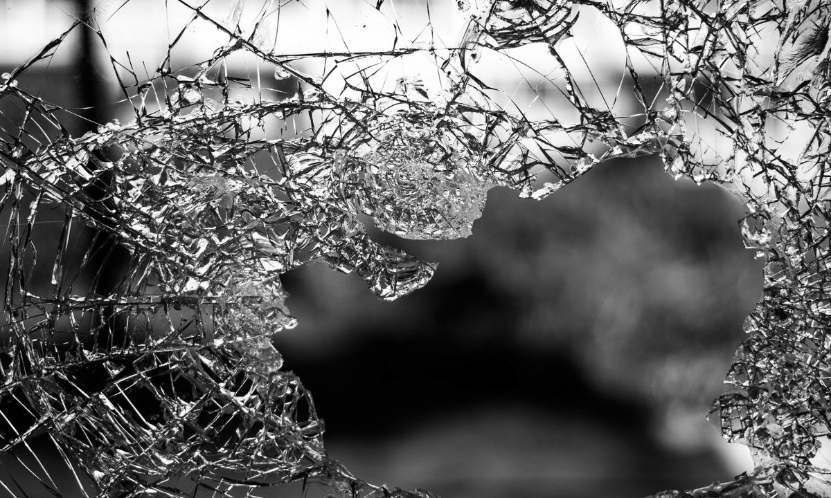 Το απόλυτο κόλπο για να μαζέψετε τα σπασμένα γυαλιά από το πάτωμα (video)