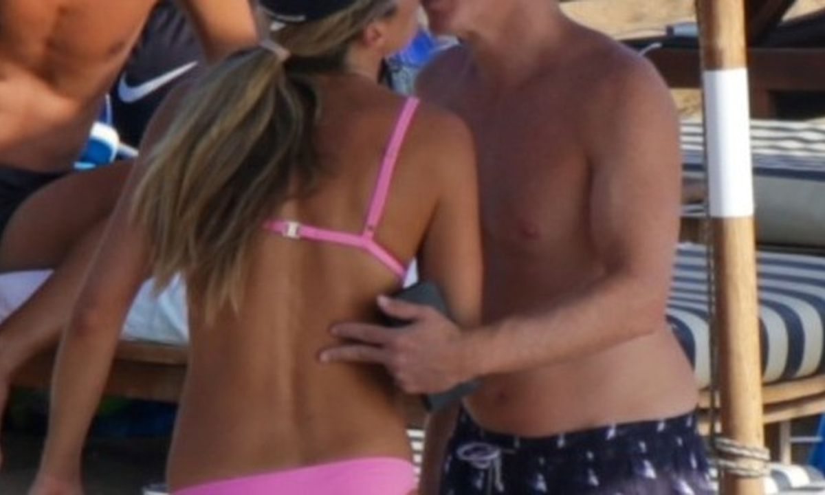 Το καλοκαιρινό φιλί και το σπάνιο στιγμιότυπο ερωτευμένου ζευγαριού