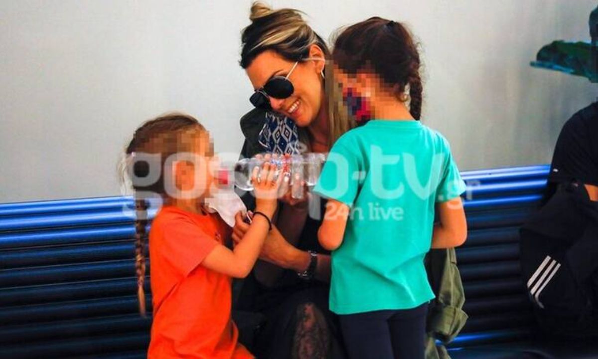 Θέλξη: Οι κόρες της μεγάλωσαν και βγήκαν για ψώνια με τη μαμά τους (pics)