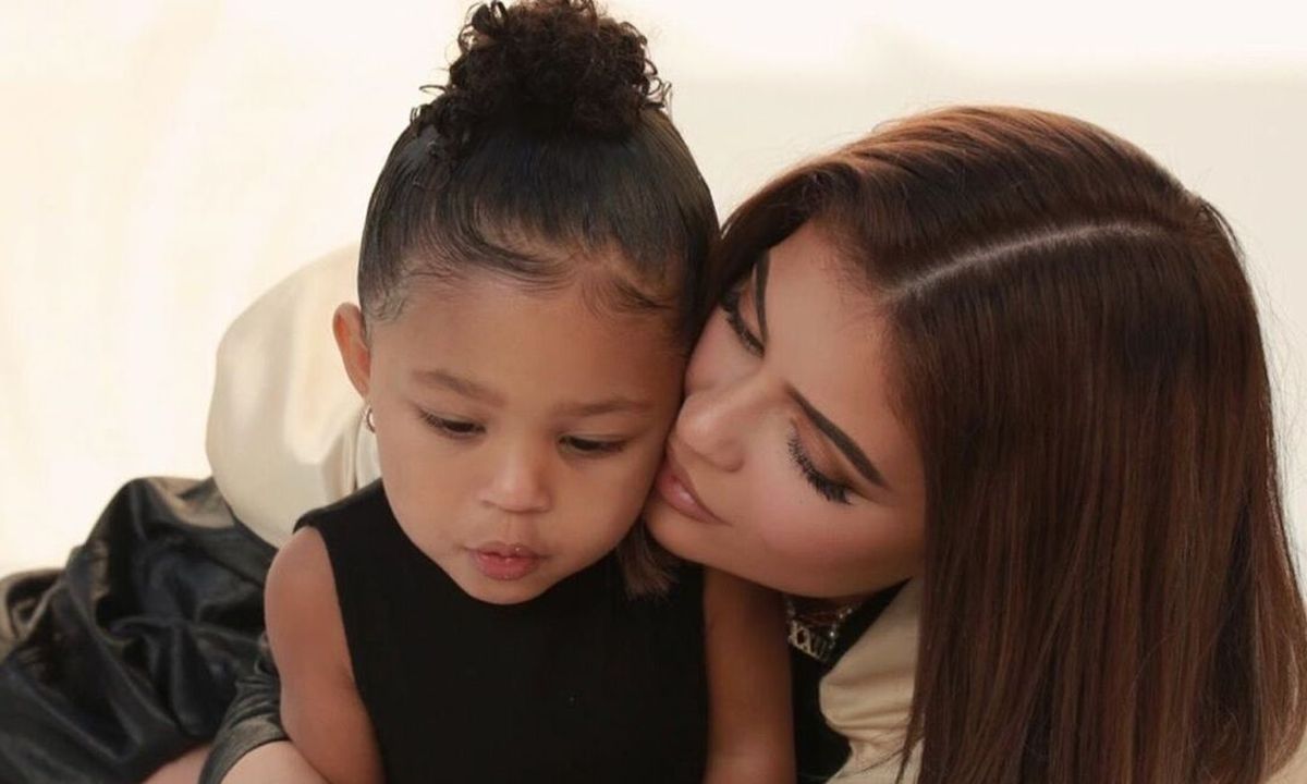 Kylie Jenner: Ούτε εσύ δεν έχεις τόσο ακριβό σακίδιο, όσο αυτό της κόρης της