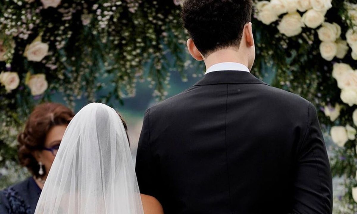 Αυτόν τον γάμο θα τον χαζέψεις! Η λαμπερή τελετή και τα τρία νυφικά!