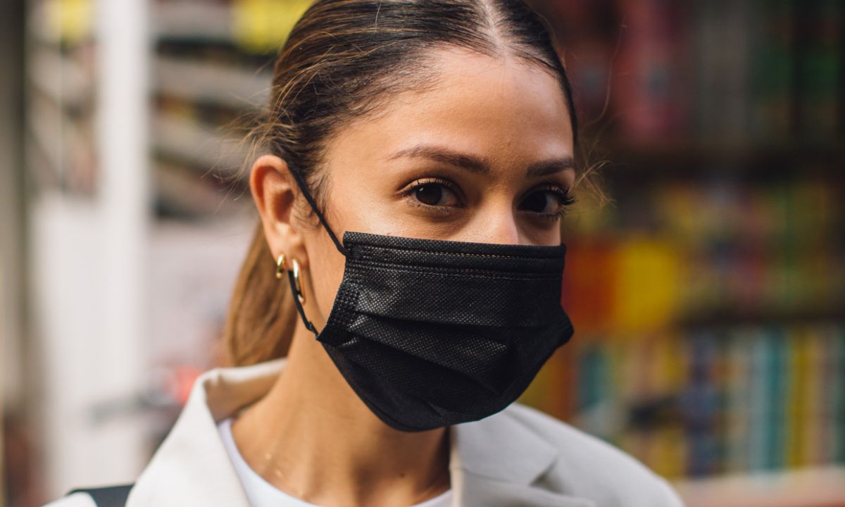 Αυτό είναι το προϊόν που πρέπει να φοράς πάντα κάτω από τη μάσκα σου