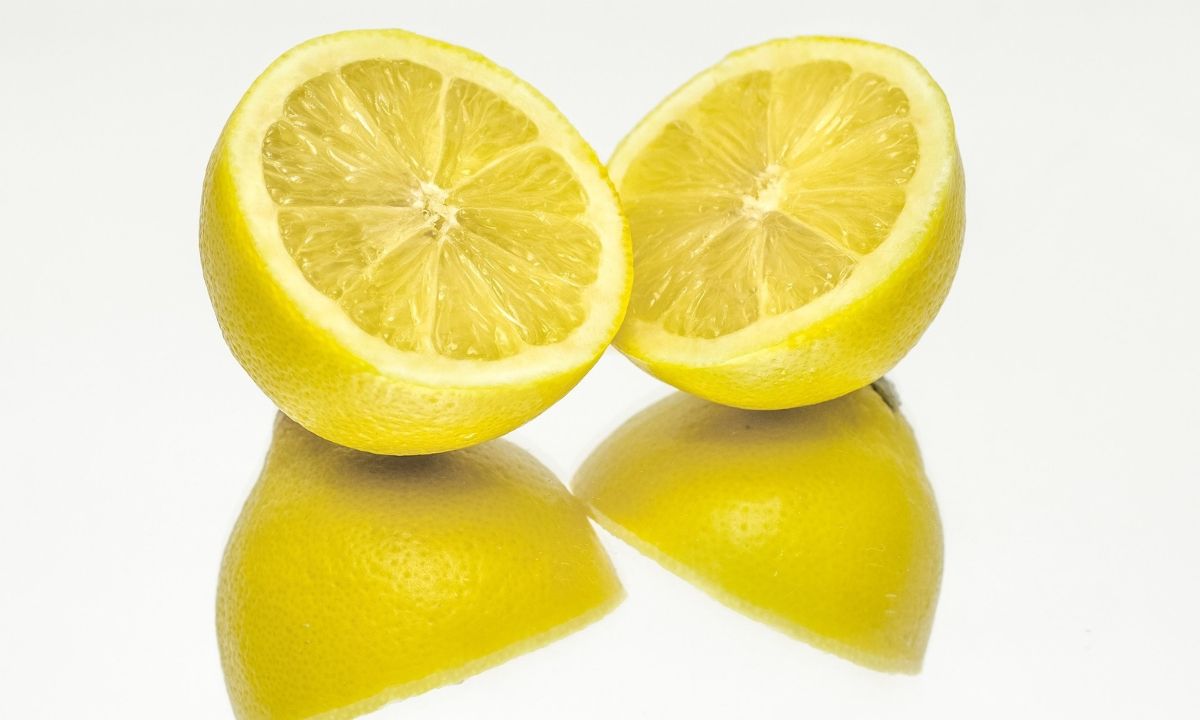 Έβαλε λεμόνι σε μπατονέτα και την πέρασε σε βιβλίο - Τρομερό κόλπο (video)