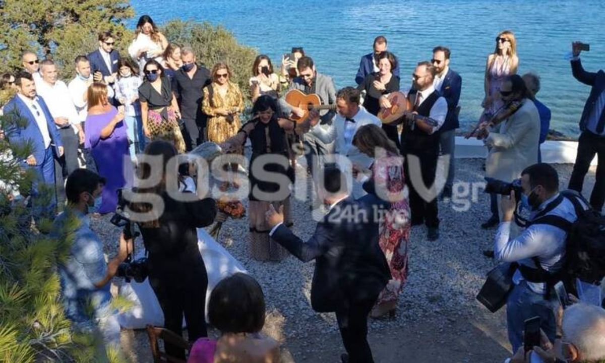 Ζουγανέλη-Δημητρίου:To γλέντι έξω από το εκκλησάκι και ο χορός του ζευγαριού