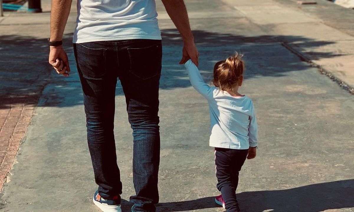 Περήφανη σύζυγος και μανούλα! Πασίγνωστη Ελληνίδα σε οικογενειακή έξοδο!