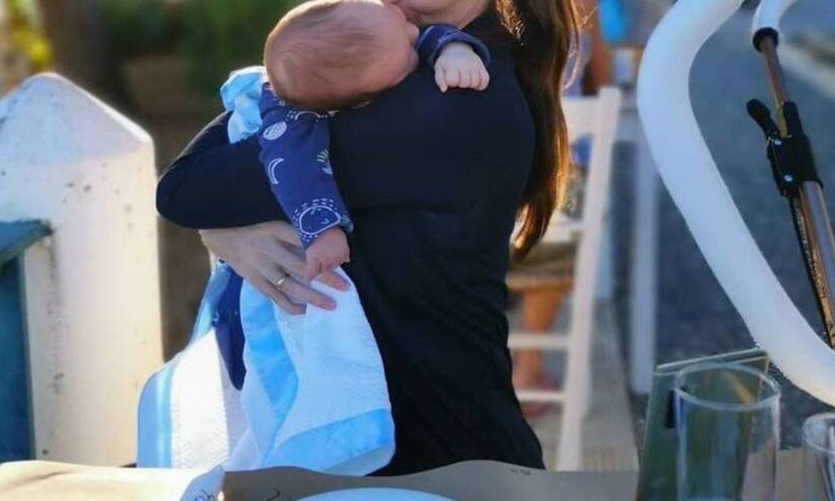 Η φωτό της επώνυμης μαμάς με το μωρό της που συγκέντρωσε εκατοντάδες likes