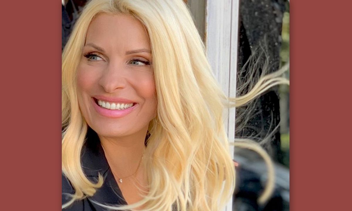 Μενεγάκη: Γιόρτασε τα 51α γενέθλιά της! Η φωτό με τον Άγγελο Λάτσιο και τον αδερφό της