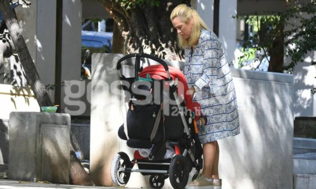 Τζένη Μπότση: Η πιο γλυκιά εικόνα! Κοντοστάθηκε για να ταΐσει την κόρη της!