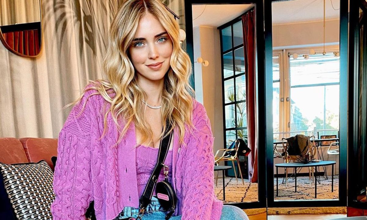 H Chiara Ferragni μας δείχνει την κοιλίτσα της ποζάροντας topless