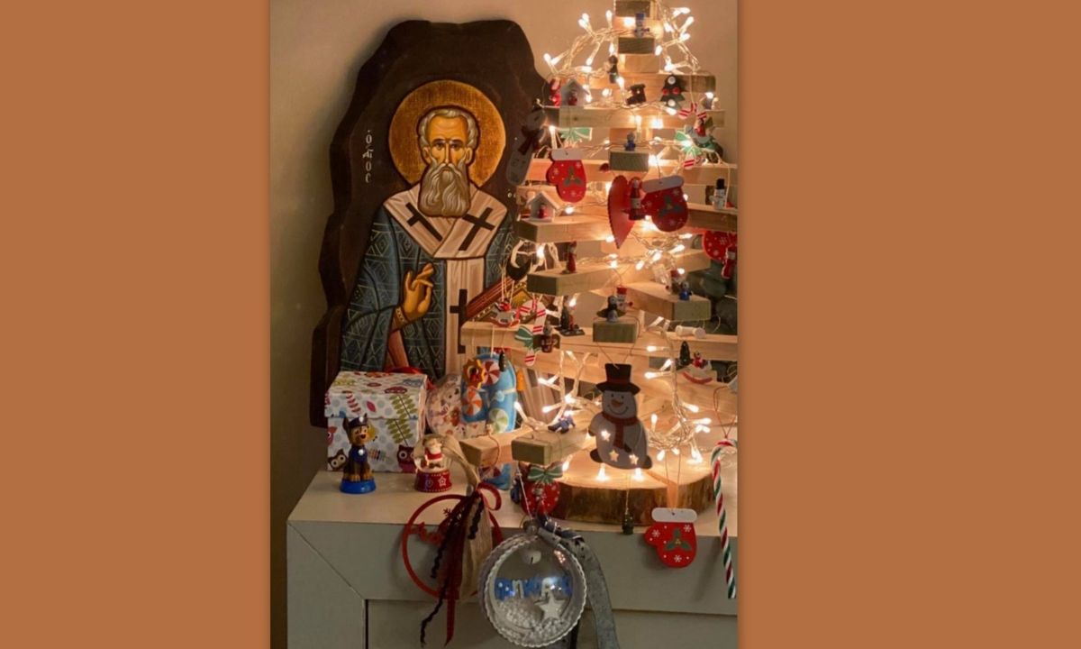 Aπίστευτο! Παρουσιαστής πρώτης γραμμής στόλισε το Χριστουγεννιάτικο δέντρο!