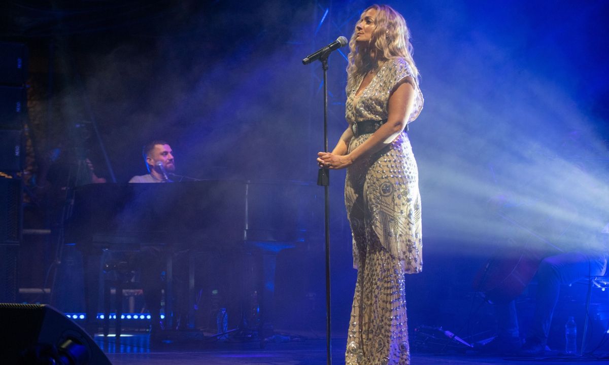 Η Νατάσα Μποφίλιου και η αδελφή της μοιάζουν σαν δυο σταγόνες νερό!