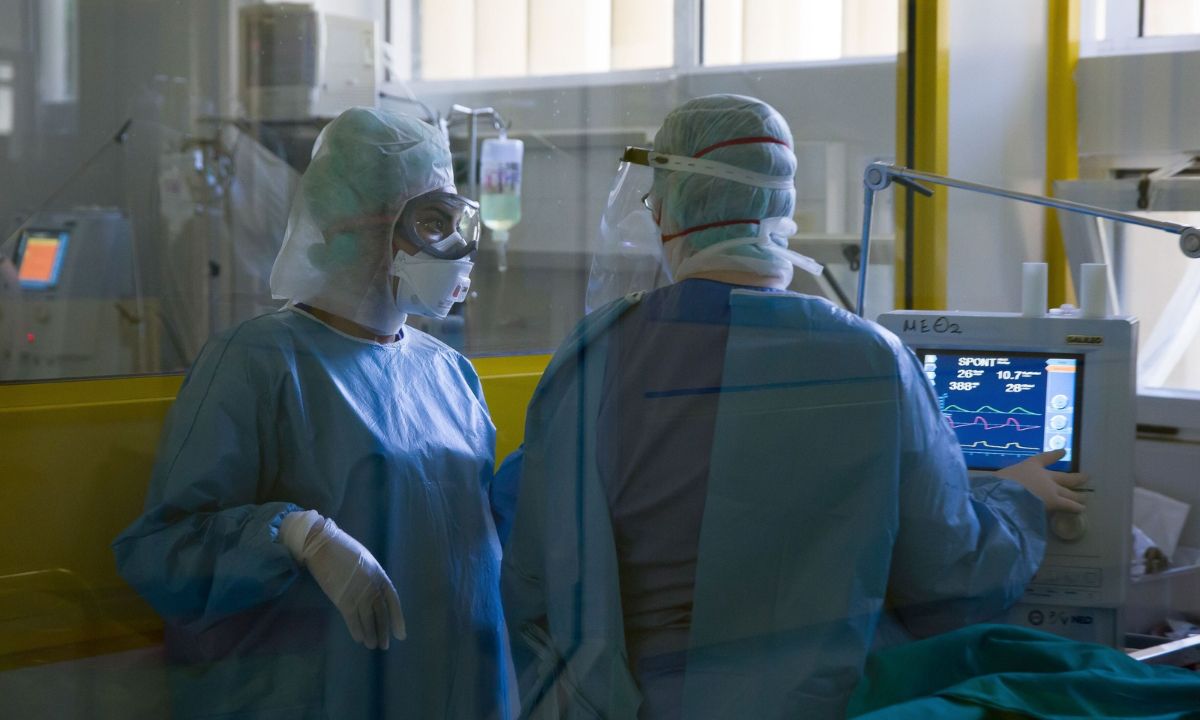 Κρούσματα σήμερα: Τριπλό ρεκόρ με 3.316 νέα, 50 νεκρούς και 310 διασωληνωμένους την Πέμπτη 12/11