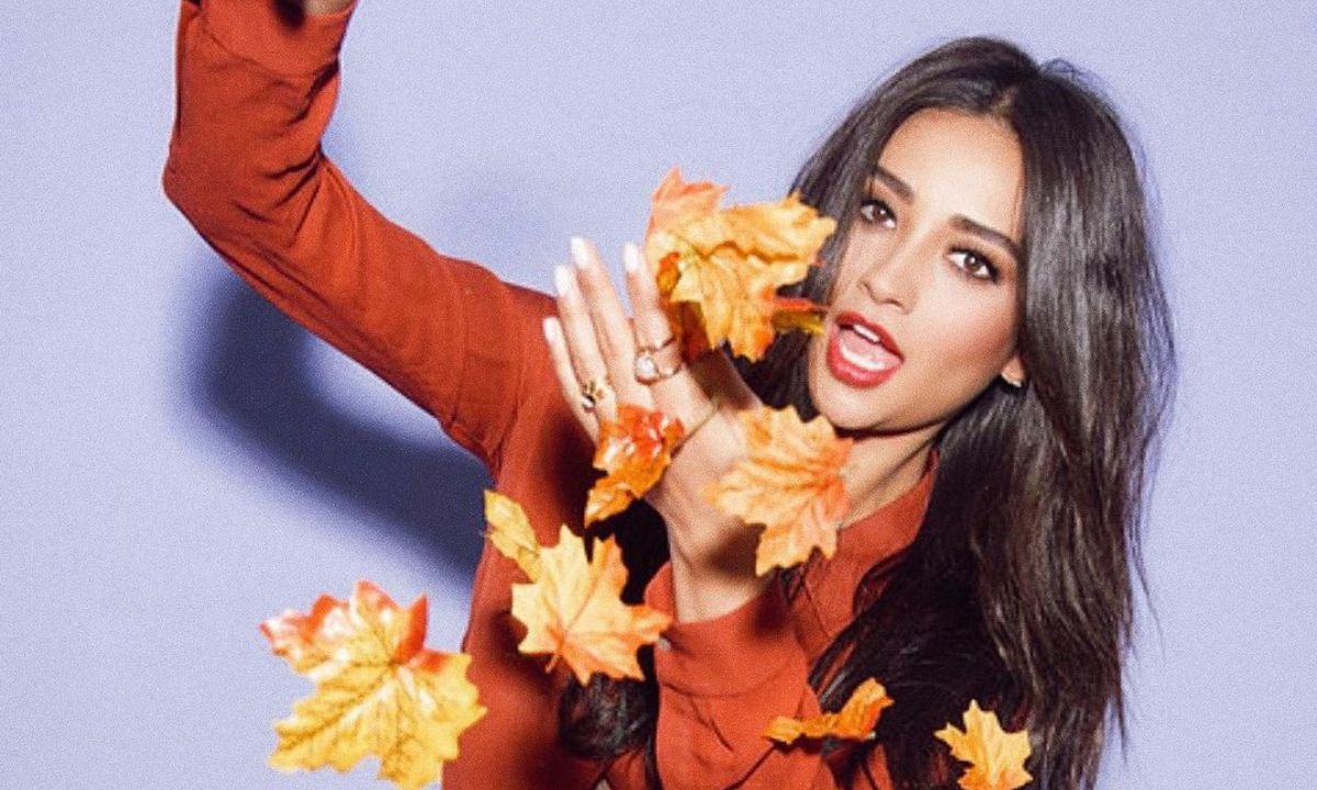 Η Shay Mitchell αποκάλυψε όλα τα βήματα του καθημερινού μακιγιάζ της