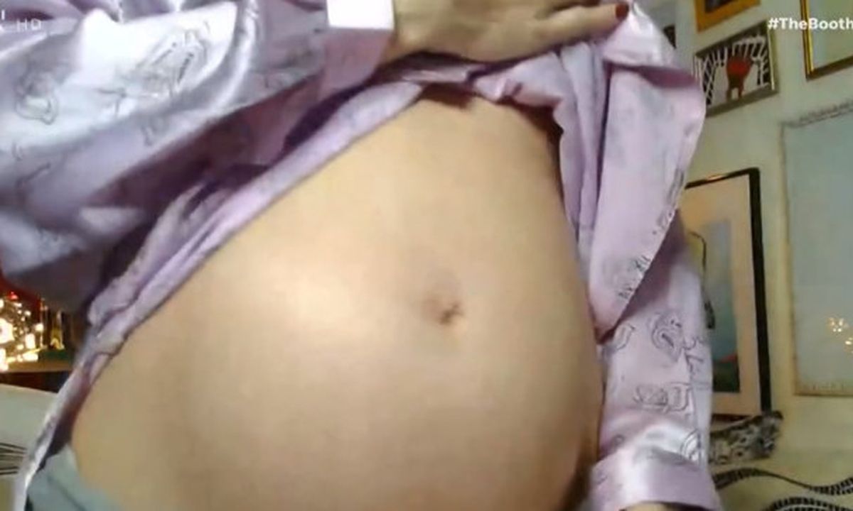 Μπαίνει στον 9ο μήνα της εγκυμοσύνης της και έδειξε on air τη φουσκωμένη κοιλίτσα της!