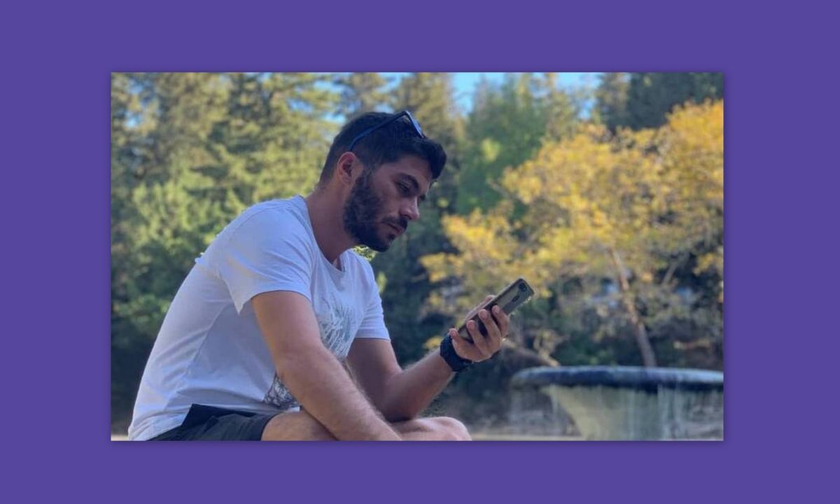 Άρης Τσάπης: Ποζάρει με τον νεογέννητο γιο του κάτω από το Χριστουγεννιάτικο δέντρο