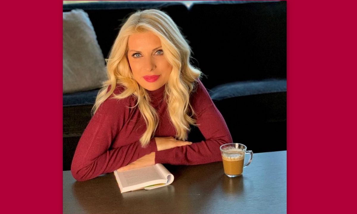 Ελένη Μενεγάκη: Η βόλτα στη στολισμένη γειτονιά της και το απίθανο στυλ της!